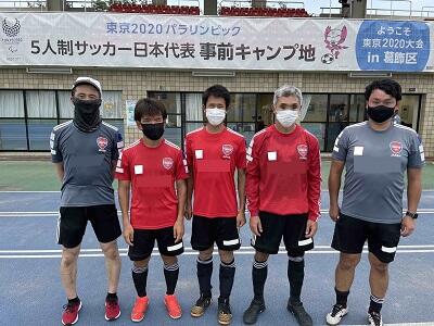 本学卒業生と教員の集合写真（ブラインドサッカー）