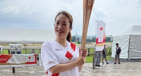 東京五輪聖火リレートーチを持った永川さんの写真