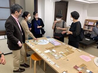 東京都庭園美術館の館内触地図について意見を述べている森さん