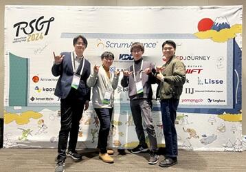 RSGT2024のパネルの前で記念撮影。右から齋藤さん、山元さん、藤江さん、船山さん。