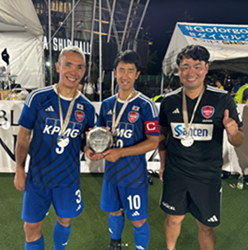 ブラインドサッカーの選手2人とトレーナーの記念写真