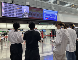 電光掲示板を確認している様子