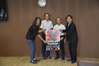 学長室での記念写真