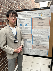 ISAARでの発表の様子、ポスターの前に学生が立ち、説明しているところ