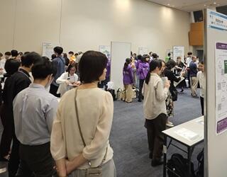 聴覚障害学生支援に関する実践共有セッション会場が発表者、参加者で賑わう様子