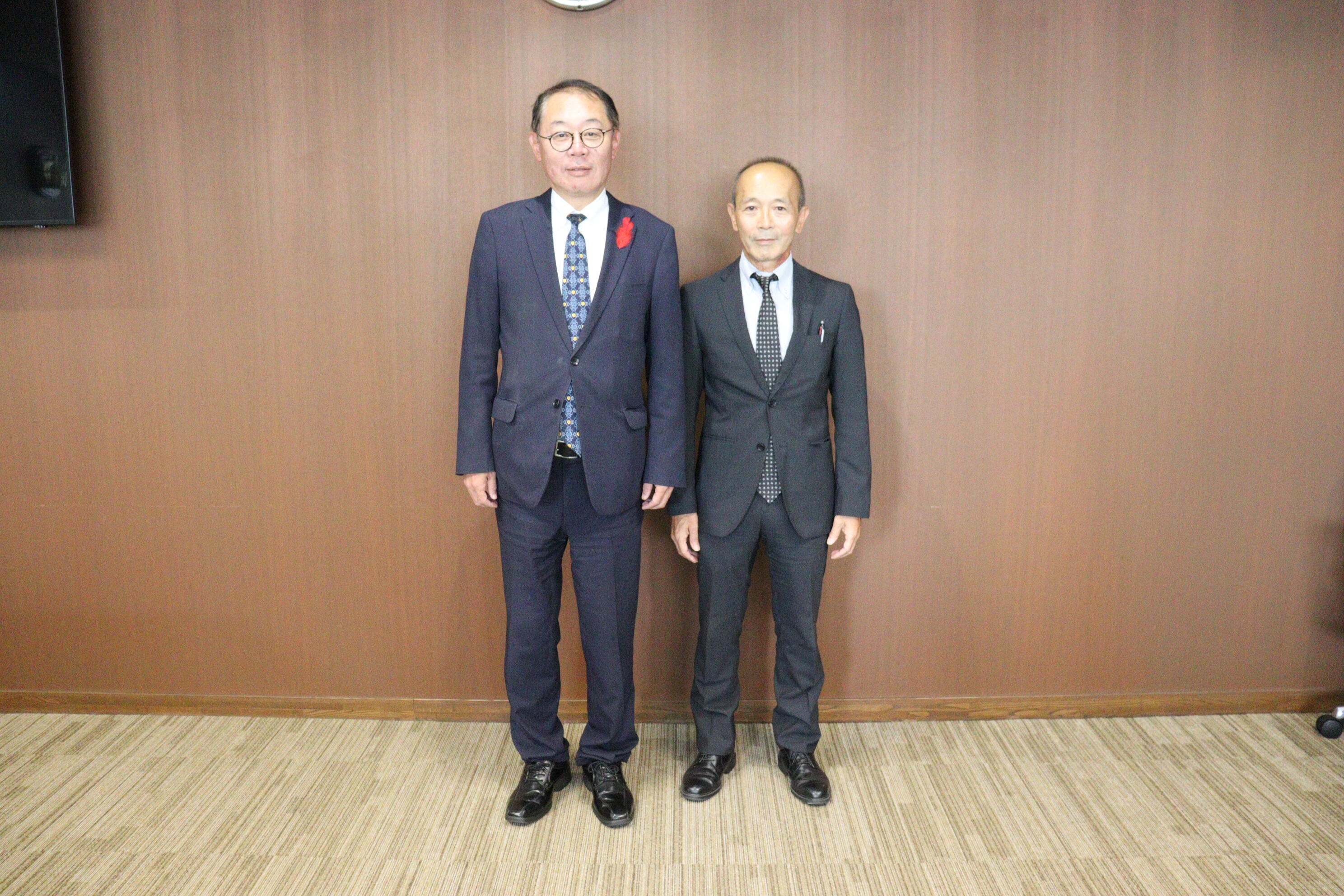 増子文部科学省事務次官（向かって左）と石原学長（向かって右）の写真