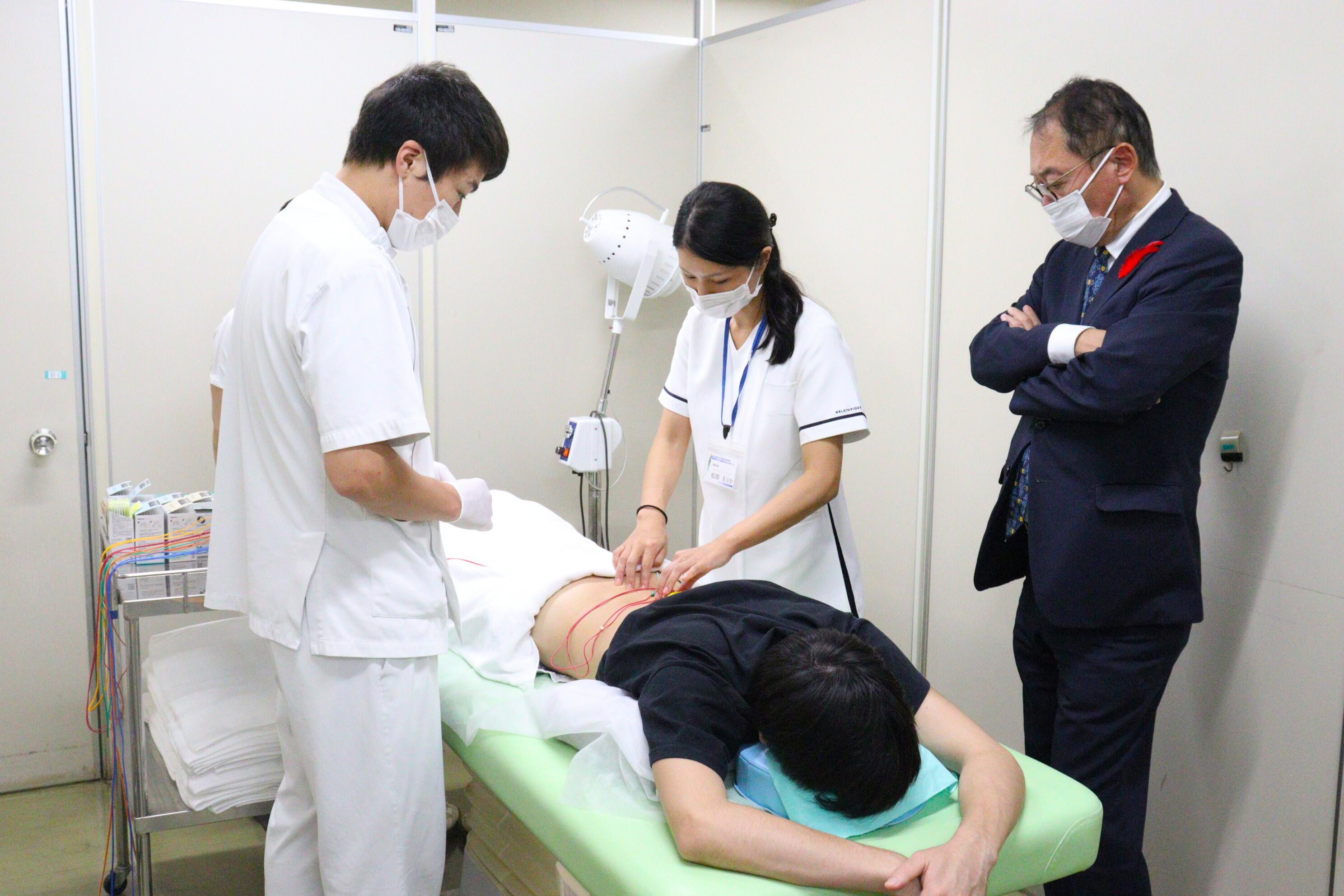 医療センター内での鍼灸学専攻実習授業の見学の様子