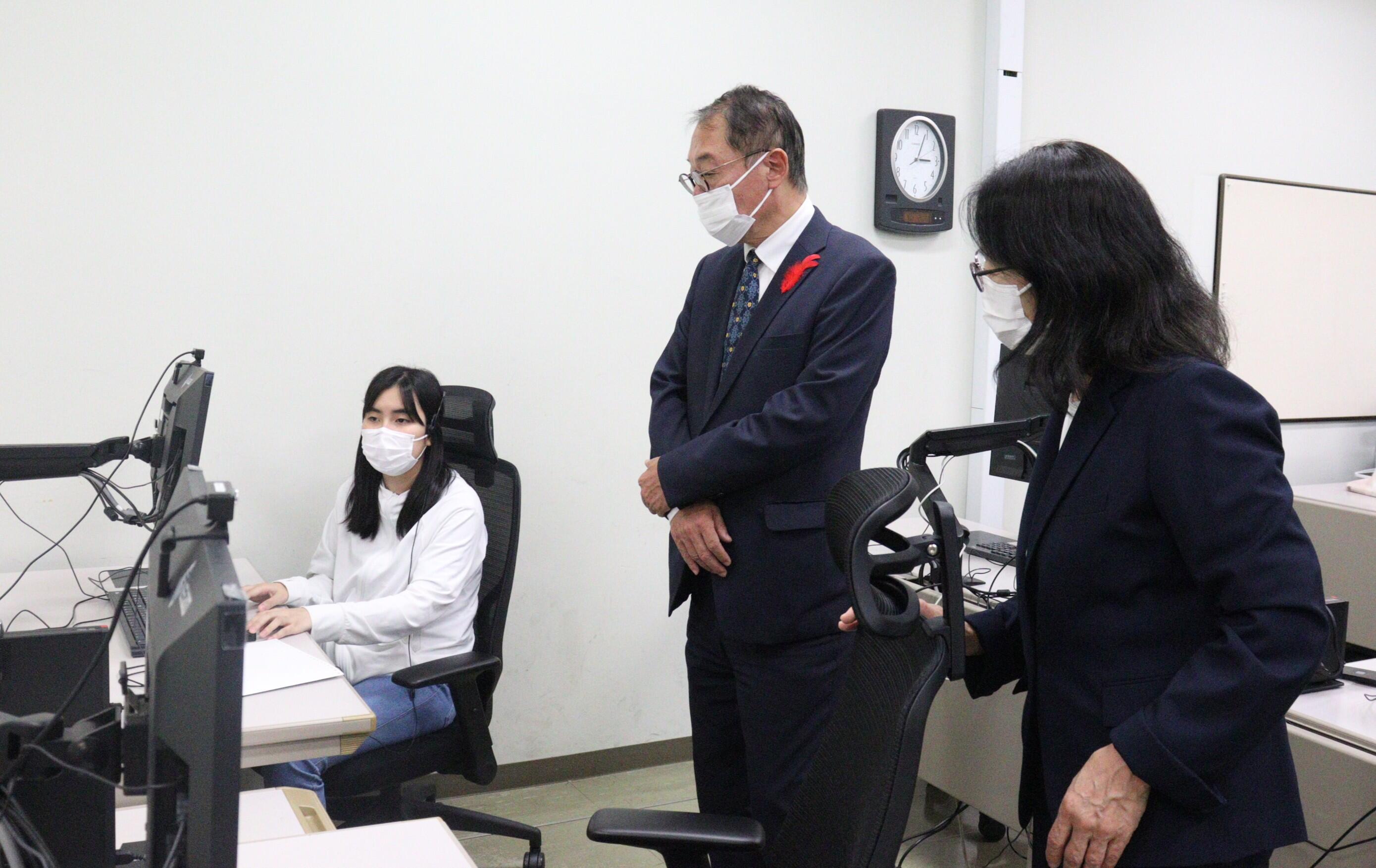 情報システム学科の授業見学の様子