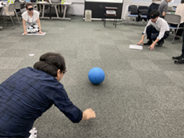 音が鳴るボールを使ったパス体験の様子