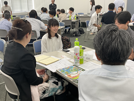 本学学生が参加しているグループディスカッションの様子