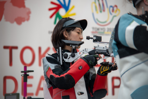 射撃10mエアライフルで銃を構える卒業生 柳田選手