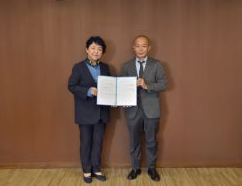 石原学長と松本会長が2人で協定書を手に持っている写真