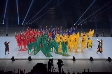 デフリンピックのパフォーマーが並んでデフリンピックのロゴマークを表現する様子