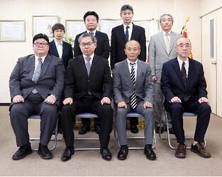 永年勤続者表彰式の様子。8人が写った記念写真