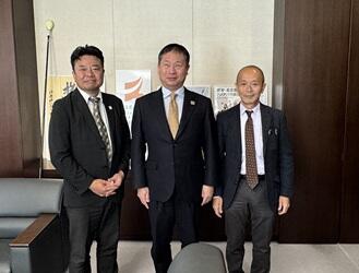 記念写真。左から谷副学長、河合長官、石原学長