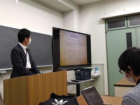 井口准教授が概要説明を行っている様子