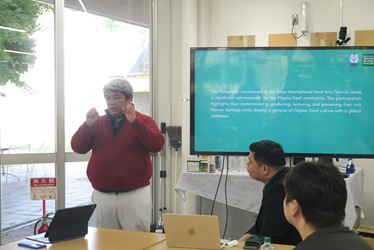 フィリピンの手話文学について教えていただく様子