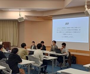 基金への謝辞がスクリーンに提示されている様子。