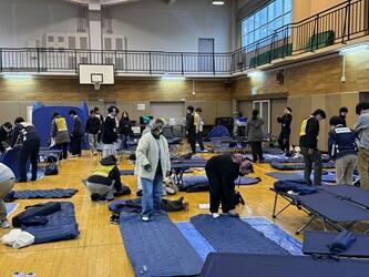 避難用テントを組み立てる様子