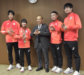 学長と選手4名の集合写真