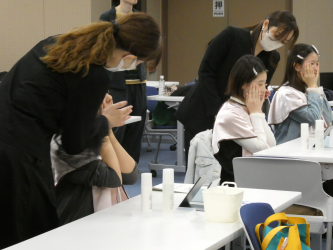 「第一印象アップセミナー」でメイクをする様子