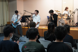 学生バンドの演奏の様子