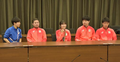 懇談中の水野さん、中村選手、星野選手、林選手、大坪選手