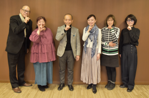 ご来学頂いた皆様と、本学関係者の集合写真。左から順に、志村様、石川様、石原学長、松森様、本学総合デザイン学科の伊藤先生、飯塚様。