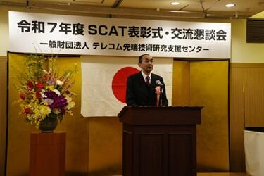 受賞後のスピーチを行う若月教授