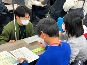 児童・生徒が点字で自分の名前を打っている様子