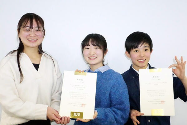 左から、表彰状を手にする渡邉さん、星野さん、水野さん