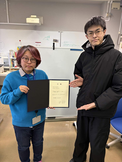 目録を手にする渡辺知恵美准教授（左）と学生の山田さん（右）