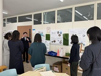 学生記者が案内している様子