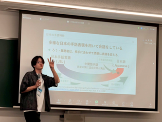 学会で発表している様子