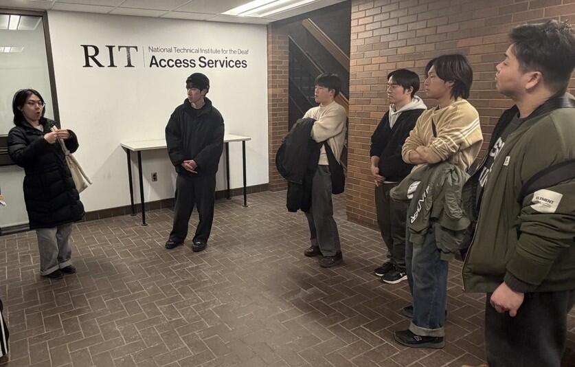 学内ツアー中にバディからRITの情報保障体制について説明を受けている様子