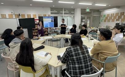建築分野の学生との交流の様子の写真