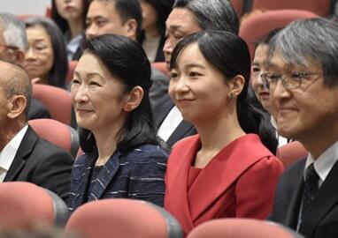 ご着席されてステージをご覧になる秋篠宮皇嗣妃殿下、佳子内親王殿下。