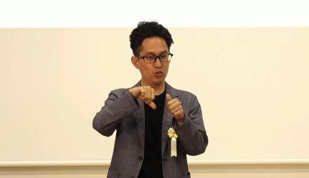総務省ICTスタートアップリーグキックオフイベントにて、採択者として登壇し、事業概要について紹介している様子の写真