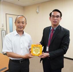 石原学長とラオス教育スポーツ省行政官の記念写真
