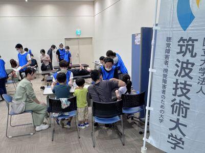 弱視疑似体験の説明をしている様子