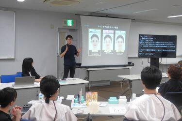 ろう講師によるスキンケア講義
