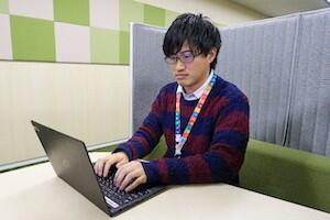 PCを操作しながら吉田 幹矢さん