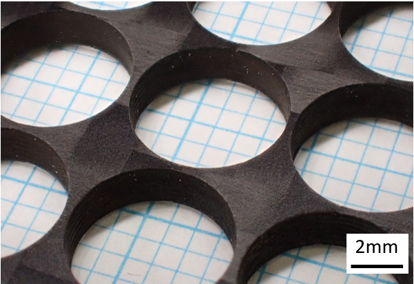 図2：密集した穴加工例（Φ6ｍｍ）