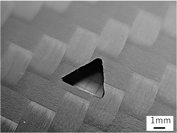 （b）三角形状の加工